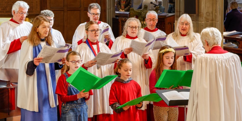Junior Choir sing with St Hele